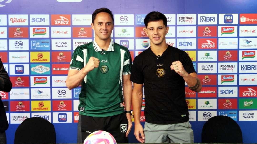 Pelatih Persebaya Paul Munster bersama Pemain Bruno Moreira. (Foto: Fariz Yarbo/Ngopibareng.id)