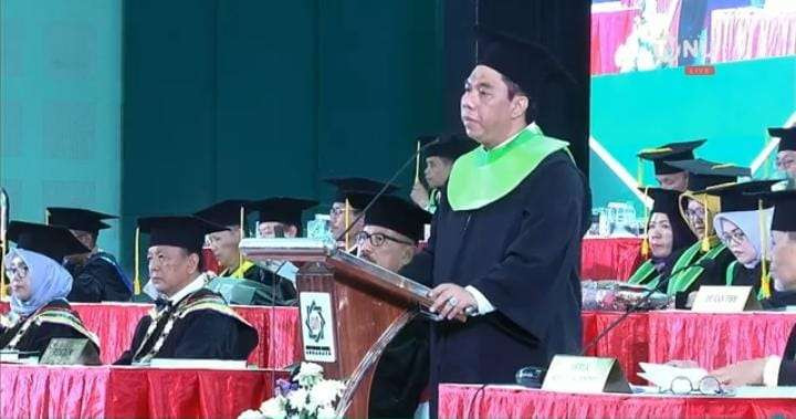 Wakil Ketua Umum PBNU, KH Zulfa Mustofa saat menyampaikan orasi ilmiah penganugerahan doktor honoris causa dari UINSA Surabaya, Rabu (25 September 2024). (Foto: dok/ngopibareng.id)