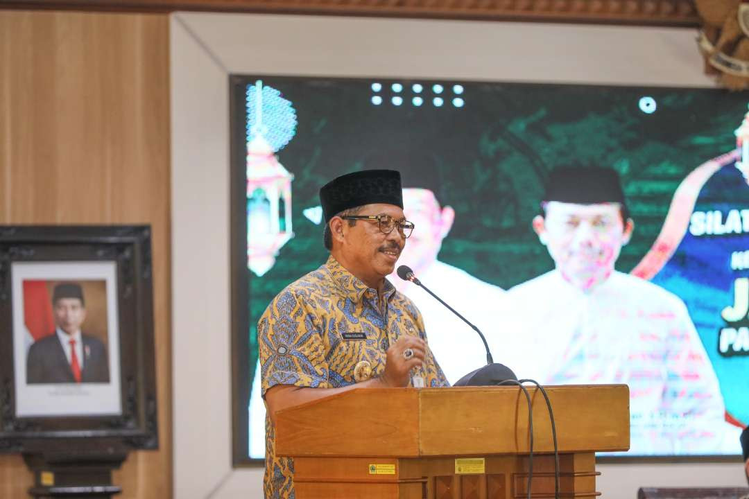 Pj Gubenur Jateng, Nana Sudjana dalam penyerahan tali asih pada  kafilah Jateng yang berkompetisi pada  Musabaqah Tilawatil Qur’an (MTQ) ke 30. (Foto: Dok Pemprov Jateng)