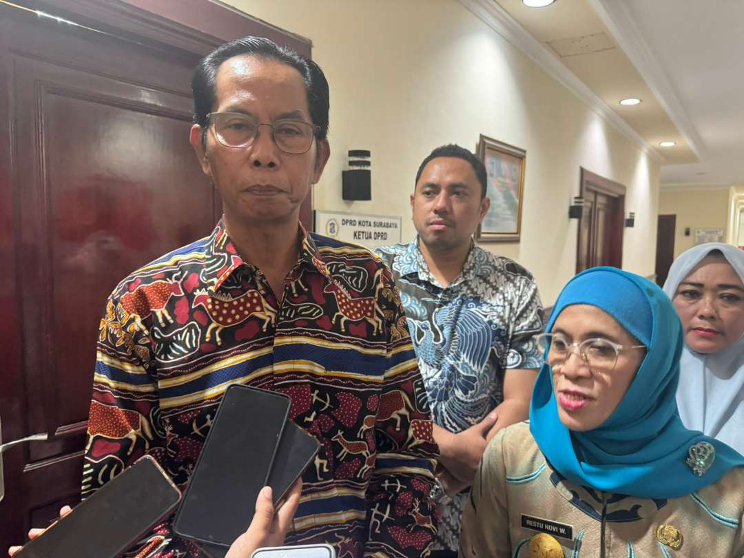 Ketua Sementara DPRD Kota Surabaya Adi Sutarwijono (kiri) dan Pjs Walikota Surabaya Restu Novi Widiani di Gedung DPRD Kota Surabaya, Jumat 27 September 2024. (Foto: Julianus Palermo/Ngopibareng.id)