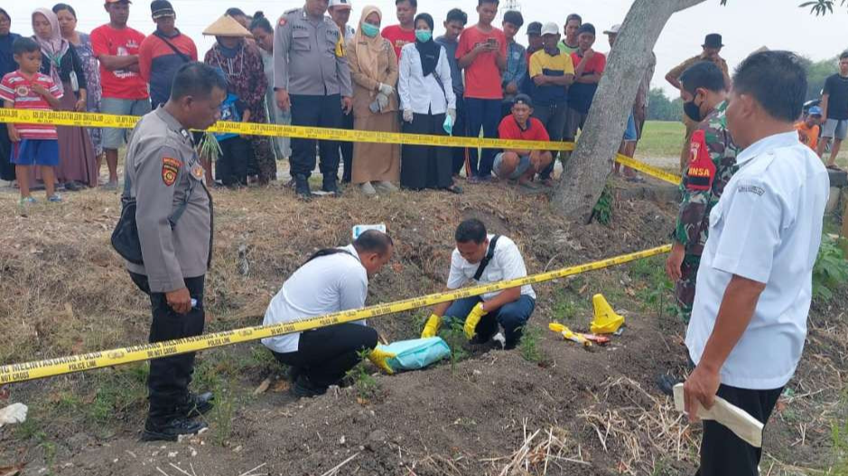 Polisi gelar olah tempat kejadian perkara (TKP) kasus pembuang bayi laki-laki di area persawahan Desa Sukowati, Kecamatan Kapas, Bojonegoro pada Selasa 24 September 2024, dini hari.(Foto: dok. polres)