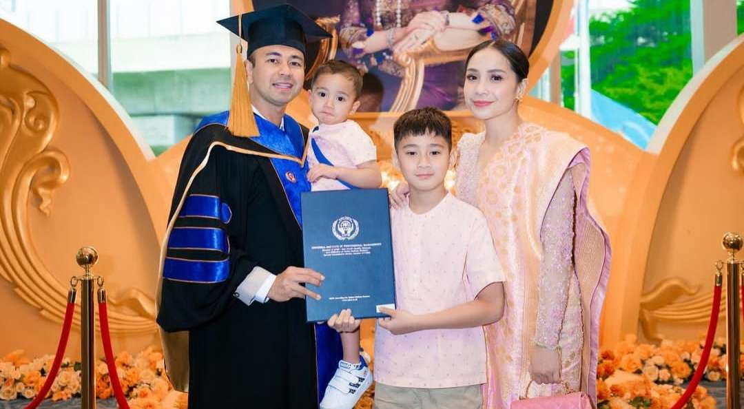 Raffi Ahmad didampingi istri, Nagita Slavina, dan dua anak laki-lakinya, Rafathar dan Rayyanza Malik Ahmad, menerima gelar Doktor Honoris Causa dari Thailand. (Foto: Instagram @raffinagita1717)