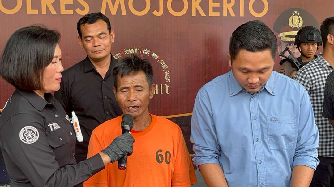 Pelaku pencurian ponsel saat dihadirkan dalam konferensi pers di Mapolres Mojokerto.(Foto: Deni Lukmantara/Ngopibareng.id)