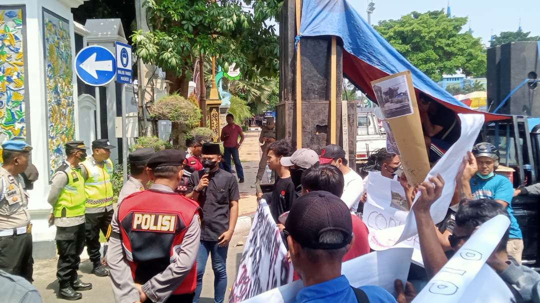 Puluhan warga yang mengatasnamakan Aliansi Masyarakat Peduli Demokrasi menggelar aksi demo di depan Kantor Bupati Tuban (Foto: Khoirul Huda/Ngopibareng.id)