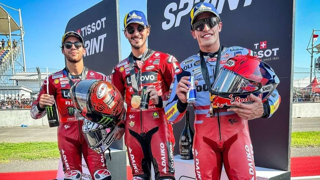 Francesco 'Pecco' Bagnaia (tengah) juara sprint race MotoGP Mandalika, Indonesia, Sabtu 28 September 2024. (Foto: Instagram MotoGP)