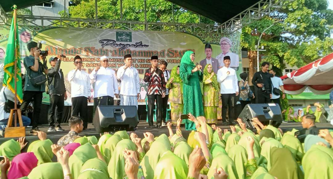 Cagub Jawa Timur, Khofifah Indar Parawansa mengajak semua kader Muslimat NU menyanyikan Yalal Waton dicara Maulid Nabi. (Foto: Khoirul Huda/Ngopibareng.id)