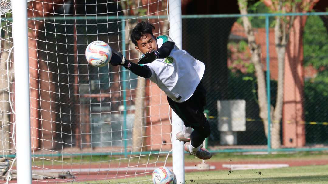 Kiper Persebaya, Andhika Ramadhani saat menjalani sesi latihan tim. (Foto: Fariz Yarbo/Ngopibareng.id)