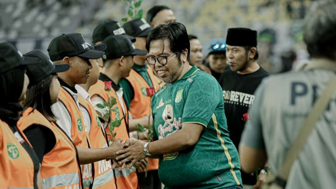 Salah satu pentolan Bonek memberikan bunga kepada steward sebelum laga Persebaya melawan Dewa United di Stadion Gelora Bung Tomo, Surabaya, Jumat 27 September 2024 malam. (Foto: Istimewa)