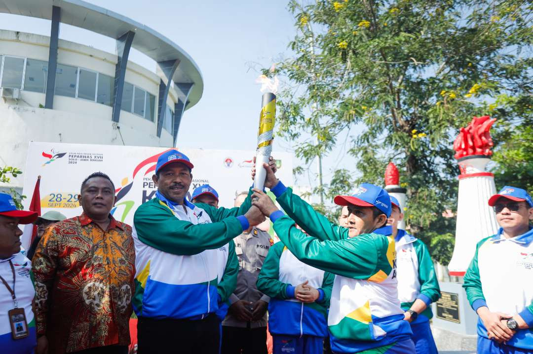 Pj Gubernur Jawa Tengah, Nana Sudjana melepas torch relay atau kirab api obor Pekan Paralimpiade Nasional (Peparnas) XVII, Sabtu, 28 September 2024. (Foto: Dok Prov Jateng)