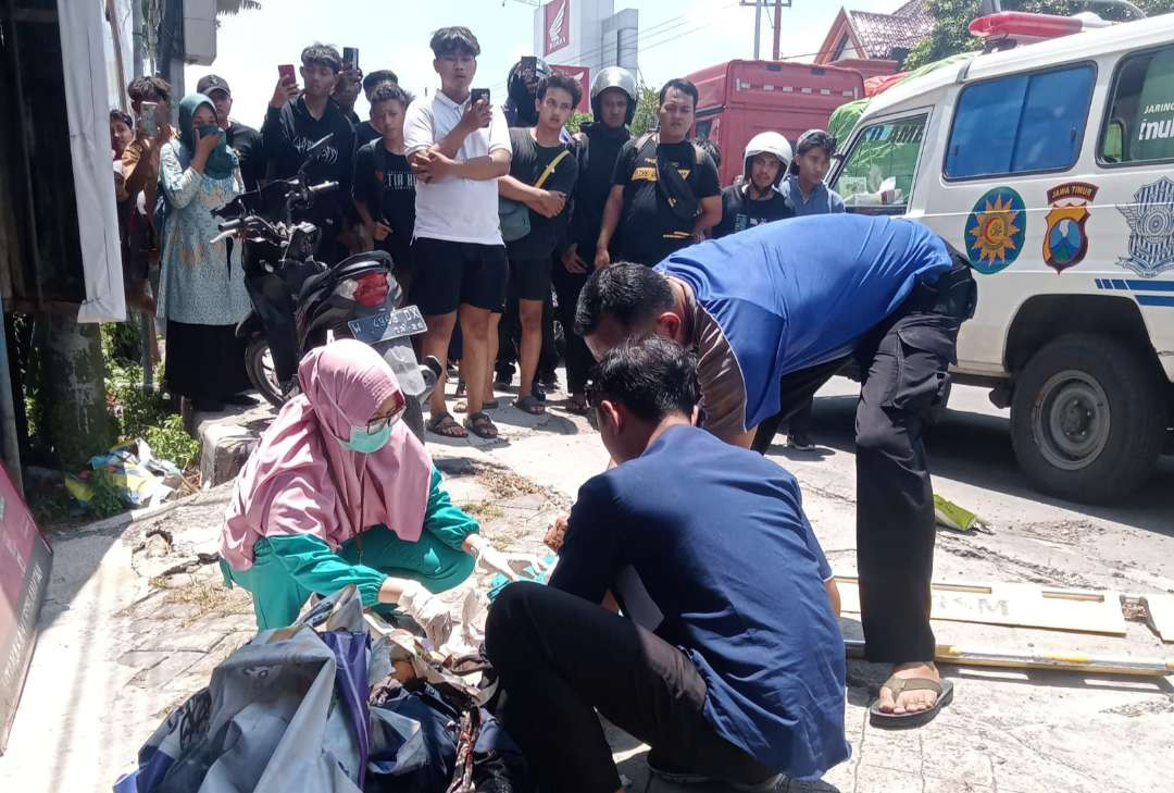 Petugas medis sedang mengevakuasi korban. (Foto: Imron Rosidi/Ngopibareng.id)