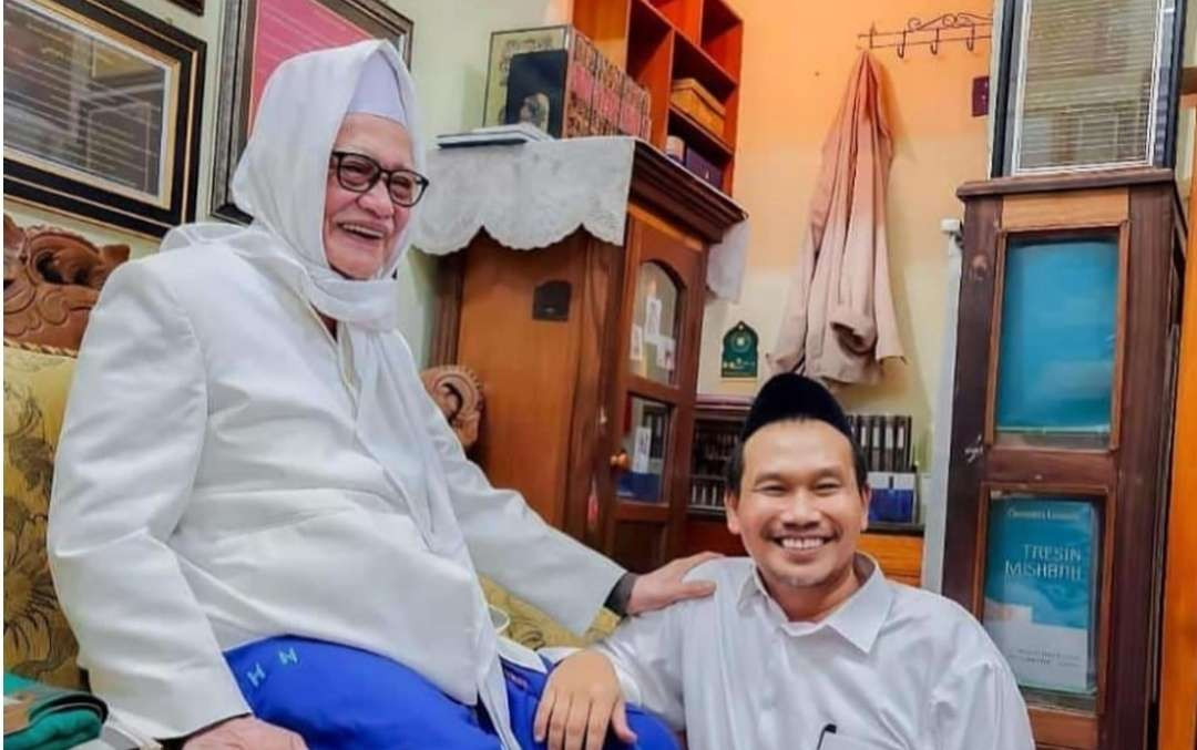 KH M Anwar Manshur, Pengasuh Pondok Pesantren Lirboyo Kediri, bersama Gus Baha alias KH Ahmad Bahauddin Nursalim Rembang. (Foto:dok/ngopibareng.id)