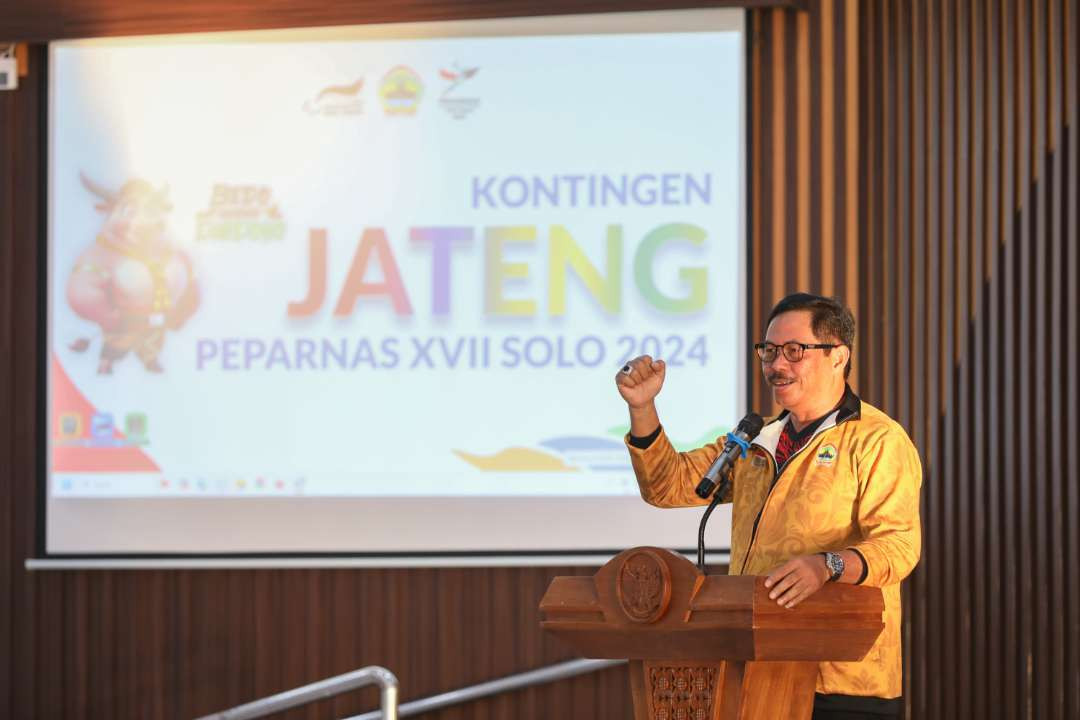 Pj Gubernur Jawa Tengah, Nana Sudjana mengukuhkan para atlet National Paralympic Committee Indonesia (NPCI) berlaga di Peparnas. (Foto: Istimewa)