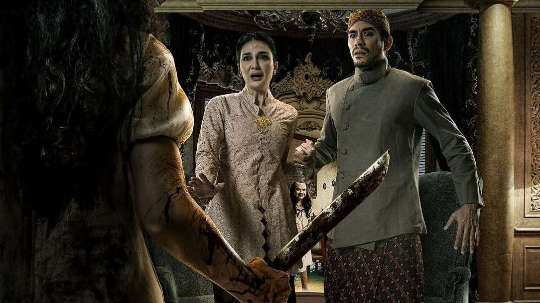 Adegan Luna Maya dan Darius Sinathrya menghadapi teror di film horor Sumala. (Foto: Hitmaker)