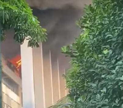 Kebakaran di gedung Badan Keamanan Laut (Bakamla) di Jalan Proklamasi, Menteng, Jakarta Pusat, pada Minggu 29 September 2024.(Foto: tangkapan layar metrotv)