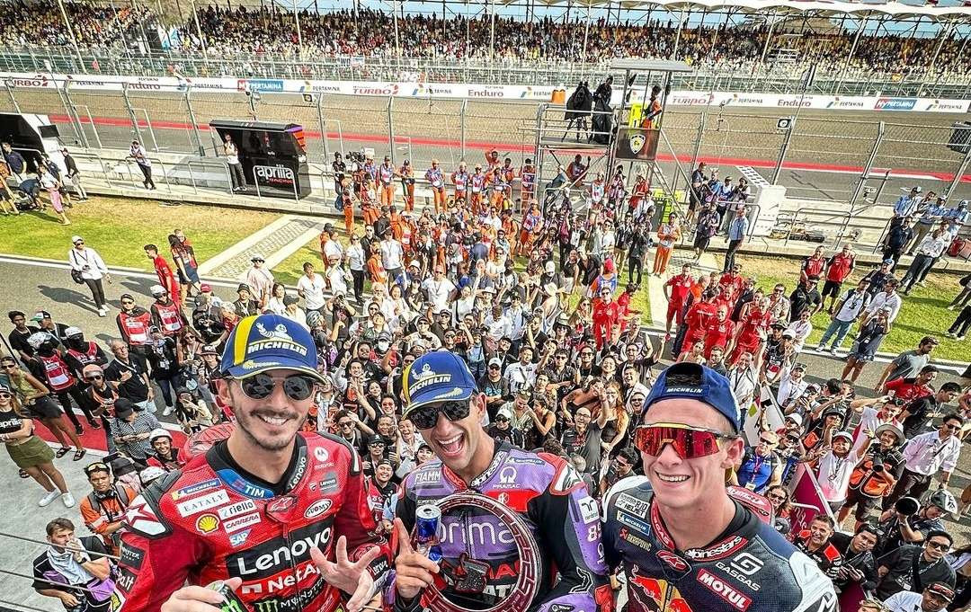 Jorge Martin (tengah) bersama Pedro Acosta (kanan) dan Francesco Bagnaia (kiri) di podium MotoGP Mandalika, Minggu 29 September 2024. (Foto: Instagram MotoGP)