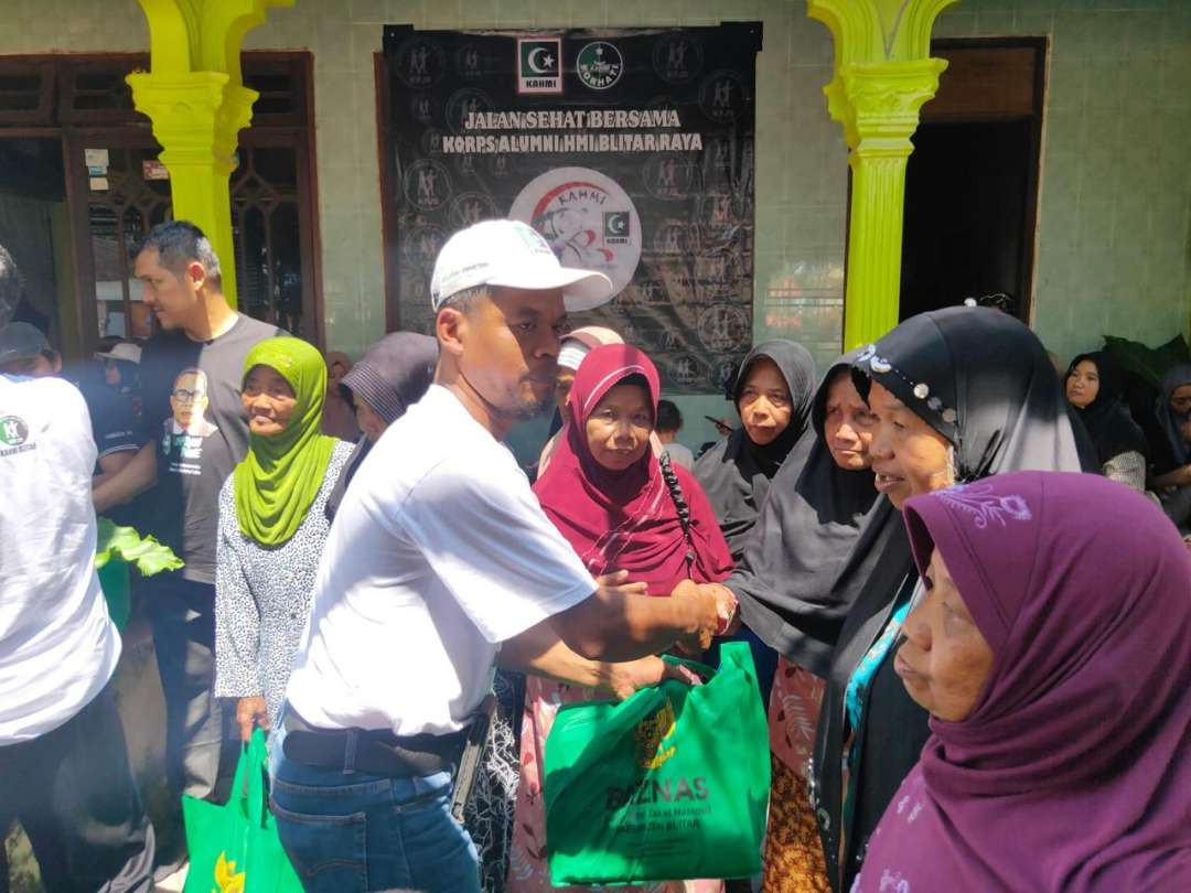 Koordinator Presidium KAHMI Kabupaten Blitar, Zaenal Mustofa, dalam rangka HUT KAHMI ke-58 memberikan bingkisan dan sosialisasi Pilkada ke warga Desa Sumberagung, Kecamatan Gandusari, Kabupaten Blitar. (Foto: Dokumentasi KAHMI Kanupaten Blitar)