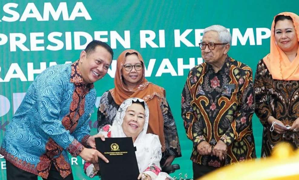 Istri presiden ke-4 Republik Indonesia Abdurrahman Wahid, Ibu Hj.Sinta Nuriyah, di kompleks parlemen, Jakarta, Minggu (29bSeptember 2024). (Foto: as many/ngopibareng.id)