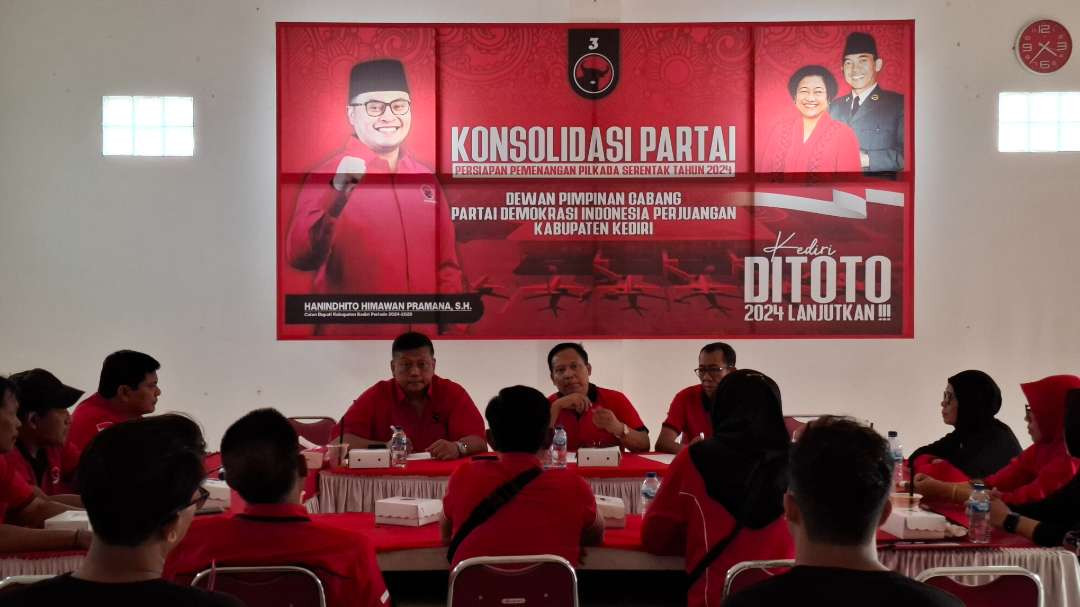 DPC PDI Perjuangan Kabupaten Kediri terus menggelar rapat kordinas untuk pemenangan Pilkada 2024. Rapat konsolidasi kali ini dilaksanakan di DPC. (Foto: Fendi Lesmana/Ngopibareng.id)