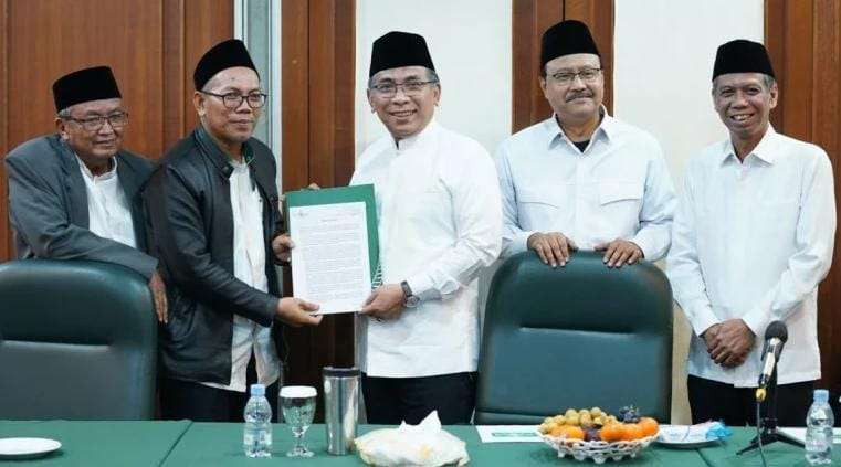 Dari kiri ke kanan: Rais Syuriyah PWNU Jawa Barat KH Abun Bunyamin, Ketua PWNU Jawa Barat KH Juhadi Muhammad, Ketum PBNU Gus Yahya Cholil Staquf, Sekjen PBNU Gus Ipul, dan Waketum PBNU Amin Said Husni. Pertemuan ini berlangsung di Gedung PBNU, Jakarta, Kamis malam. (Foto: ltn-PBNU).