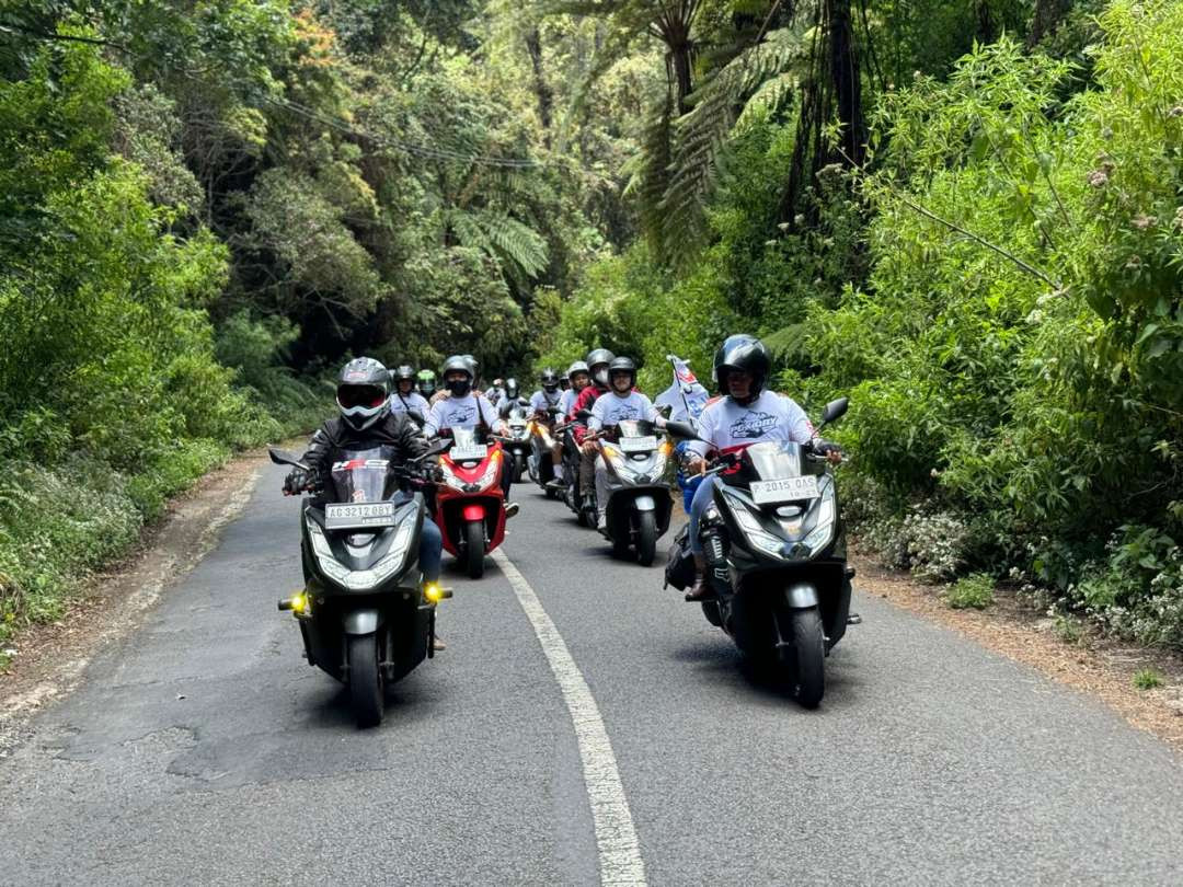 Para rider melintasi keindahan jalur menuju kawasan TWA Kawah Ijen. (Foto: Istimewa)