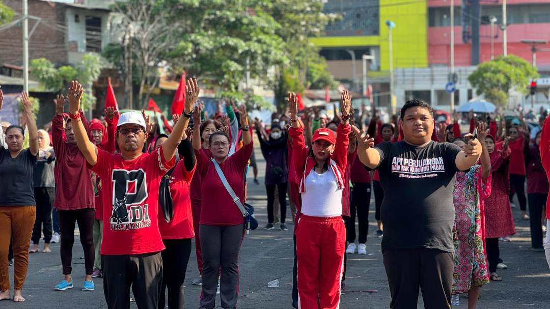 Ketua Fraksi PDI Perjuangan DPRD Surabaya Budi Leksono (kiri) dan Wakil Sekretaris DPC PDI Perjuangan Kota Surabaya Achmad Hidayat (kanan) saat melaksanakan senam SICITA di Kecamatan Bubutan, Minggu 29 September 2024. (Foto: DPC PDIP Kota Surabaya)