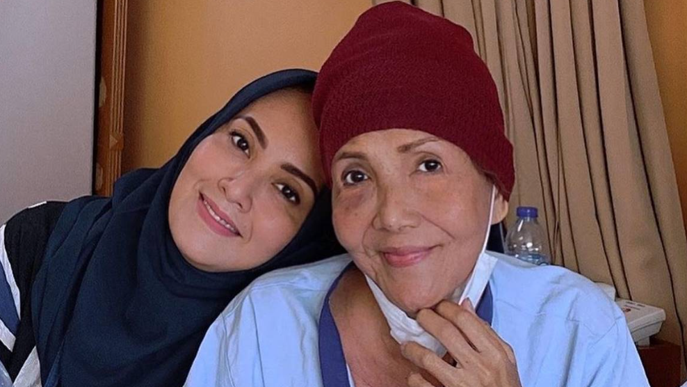 Mendiang Wati Siregar bersama Elma Theana. (Foto: Instagram)