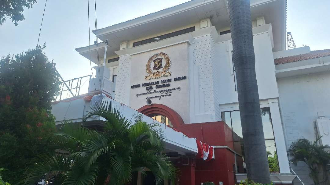 Gedung DPRD Kota Surabaya, Jalan Yos Sudarso, Embong Kaliasin. (Foto: Julianus Palermo/Ngopibareng.id)