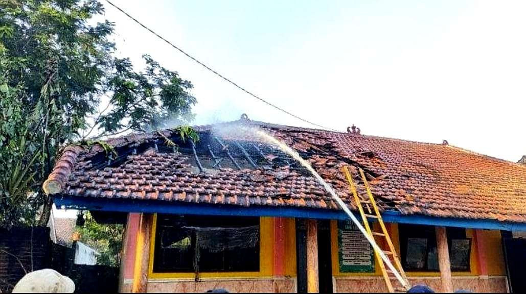 Bangunan ruang perpustakaan SMP dan SMK Kharmas Asembagus Situbondo terbakar dalam proses pemadaman. (Foto: Humas BPBD Situbondo)