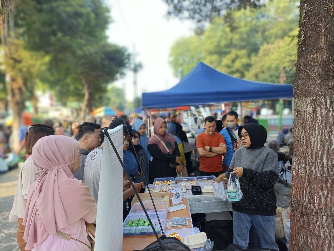 Salah satu lapak di car free day yang kebanjiran pembeli. (Foto: Kominfo Lumajang)