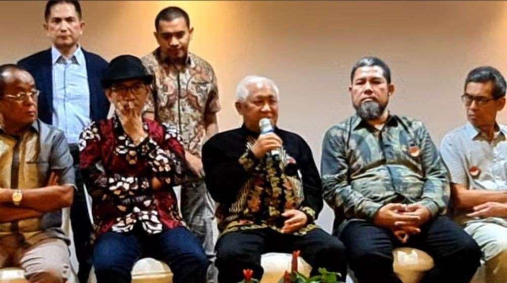 Din Syamsuddin (duduk tengah) menjelaskan kronologi pembubaran paksa dialog kebangsaan. (Foto: YouTube)