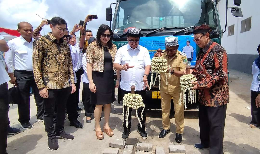 Menteri Kelautan dan Perikanan Sakti Wahyu Trenggono memecahkan kendi tanda pelepasan ekspor perdana tuna kaleng (foto: Muh Hujaini/Ngopibareng.id)