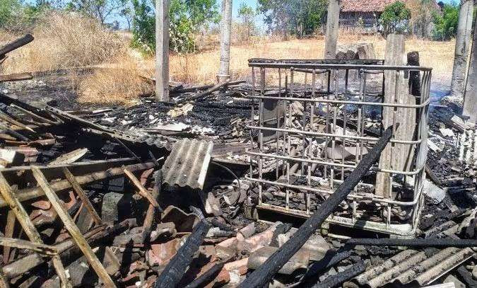 Api membakar gudang penyimpanan kayu di  Situbondo hingga rata dengan tanah serta 6 kubik jati dan gmelina jadi arang. (Foto: Humas BPBD Situbondo)