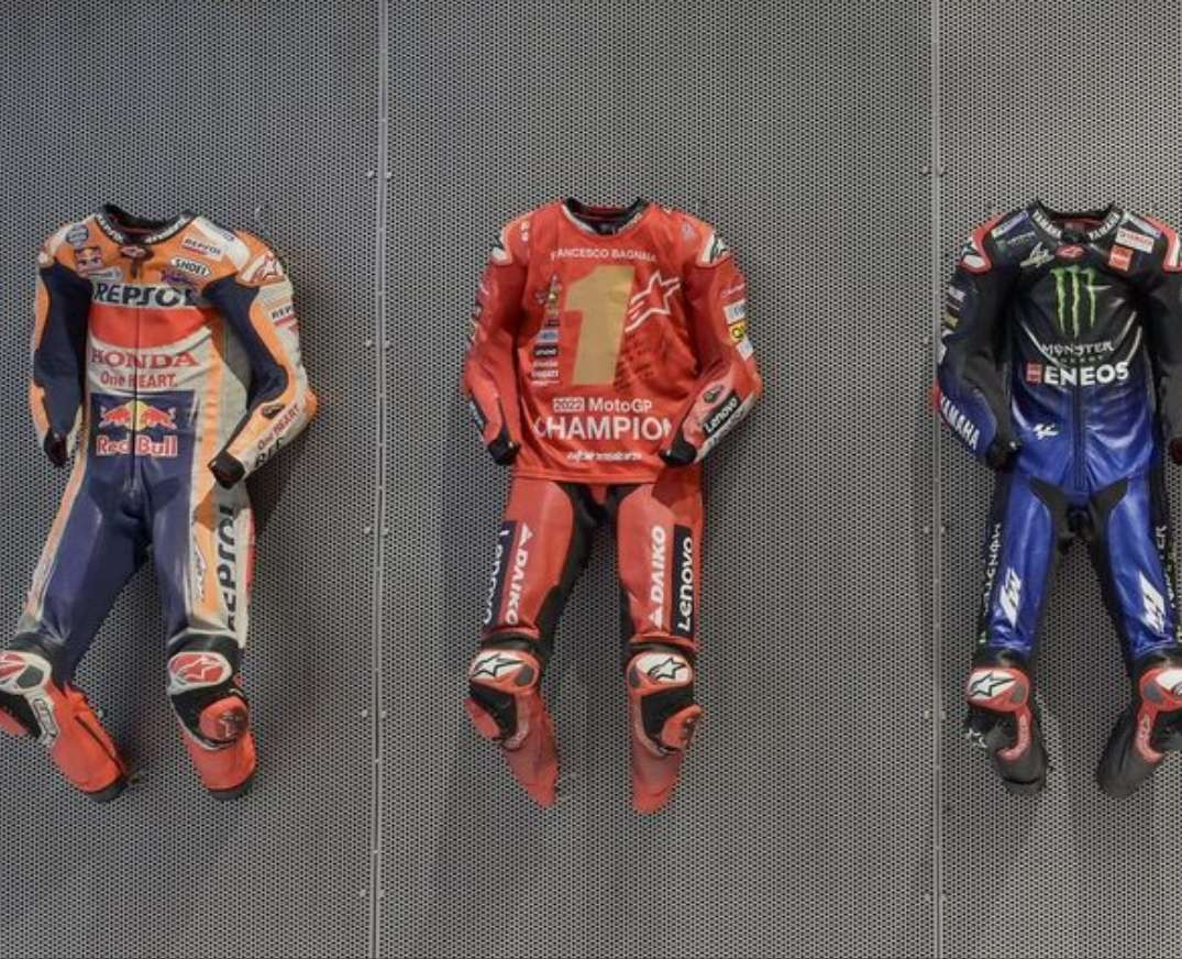 Memorabilia atribut pembalap MotoGP di Pertamina MotoGP Experience Gallery Sirkuit Mandalika. (Foto: Instagram Pertamina)