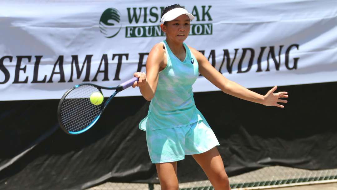 Salah satu petenis mengikuti turnamen ITF Widjojo Soejono ke-41 di Lapangan Tenis Kodam V Brawijaya, Surabaya, Senin 30 September 2024. (Foto: Fariz Yarbo/Ngopibareng.id)