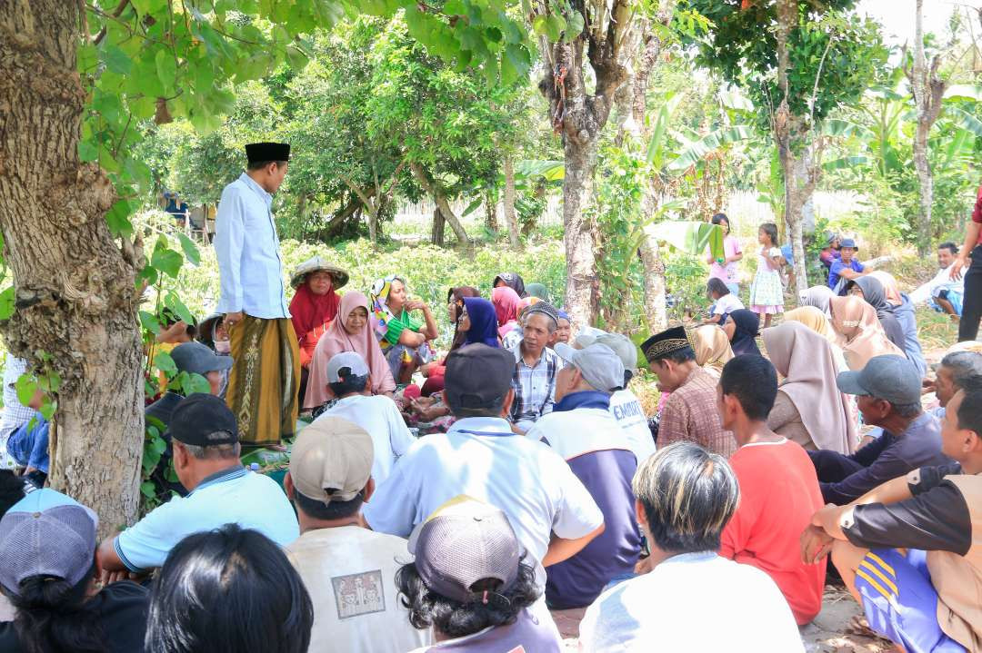 Calon Bupati Banyuwangi M. Ali Makki Zaini bertemu buruh tani di wilayah kecamatan Kabat. (Foto: Istimewa)