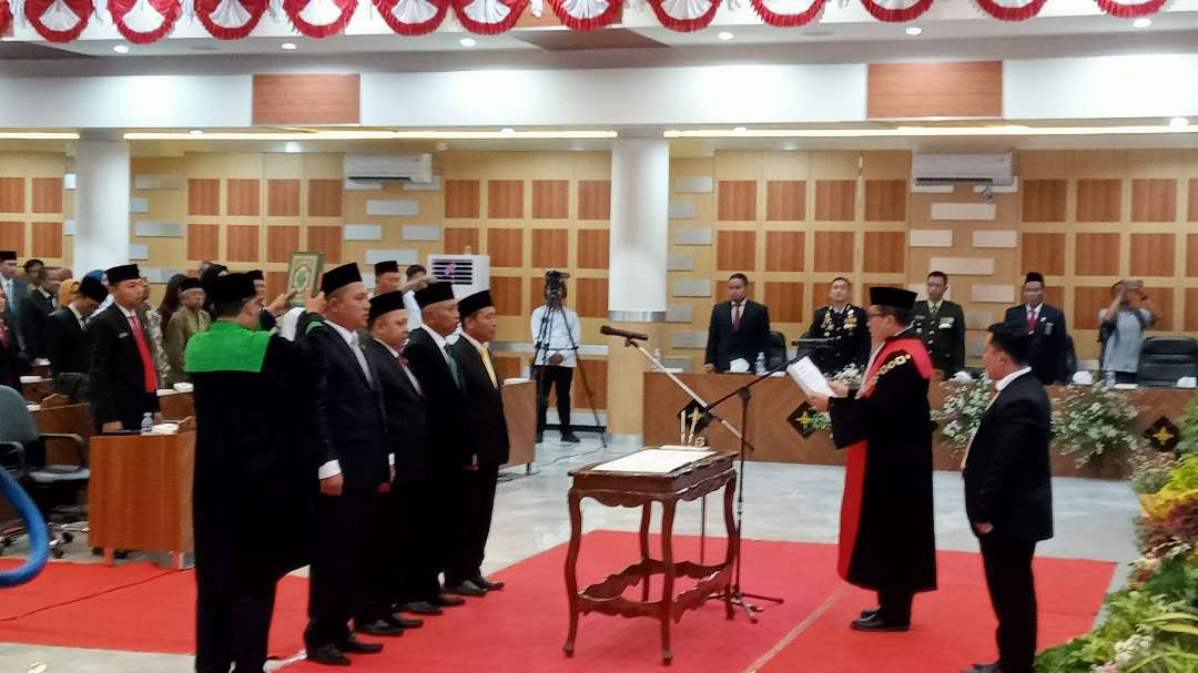 Prosesi pengukuhan dan pengucapan sumpah janji pimpinan DPRD Tuban periode 2024-2029. (Foto: Khoirul Huda/Ngopibareng.id)