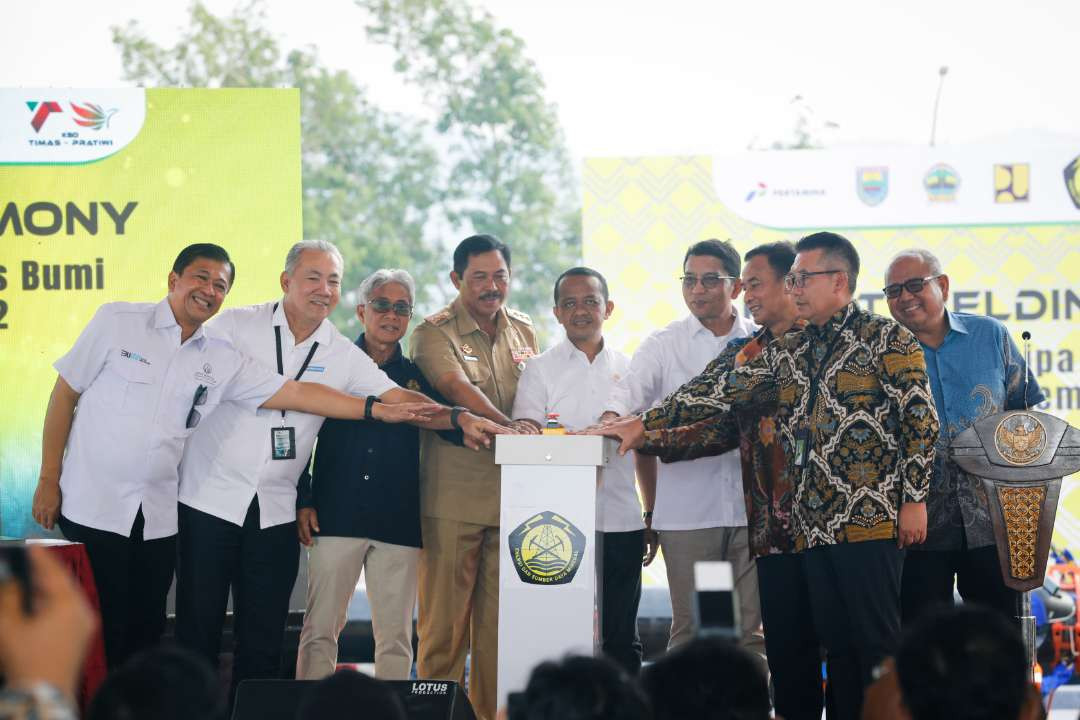 Pj Gubernur Jatenh, Nana Sudjana mendampingi Menteri ESDM hadiri First Welding Ceremony Pembangunan Pipa Transmisi Gas Bumi Cirebon-Semarang. (Foto: Dok Prov Jateng)