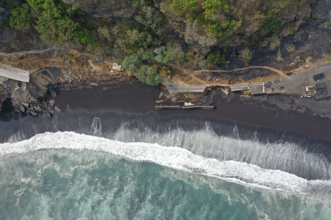 Foto udara  jalur penghubung antara Kecamatan Pasirian dan Kecamatan Tempursari di tepi pantai Kali Gede, yang terputus akibat terjangan ombak. (Foto: Kominfo Lumajang)