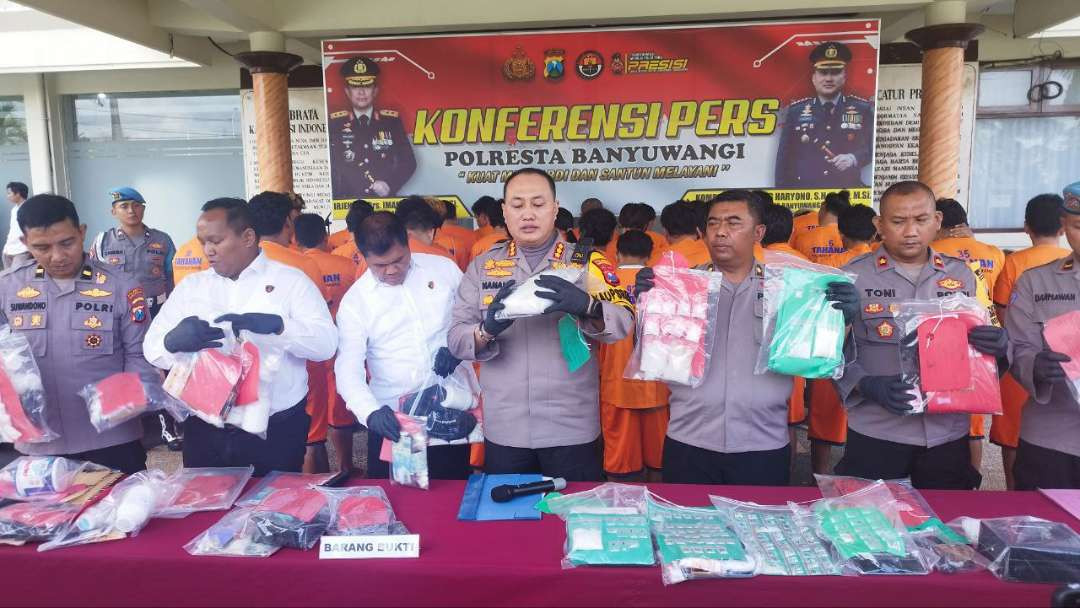 Kapolresta Banyuwangi Kombespol Nanang Haryono menunjukkan barang bukti sabu yang berhasil diamankan selama operasi Tumpas Narkoba Semeru 2024 (foto: Muh Hujaini/ Ngopibareng.id)