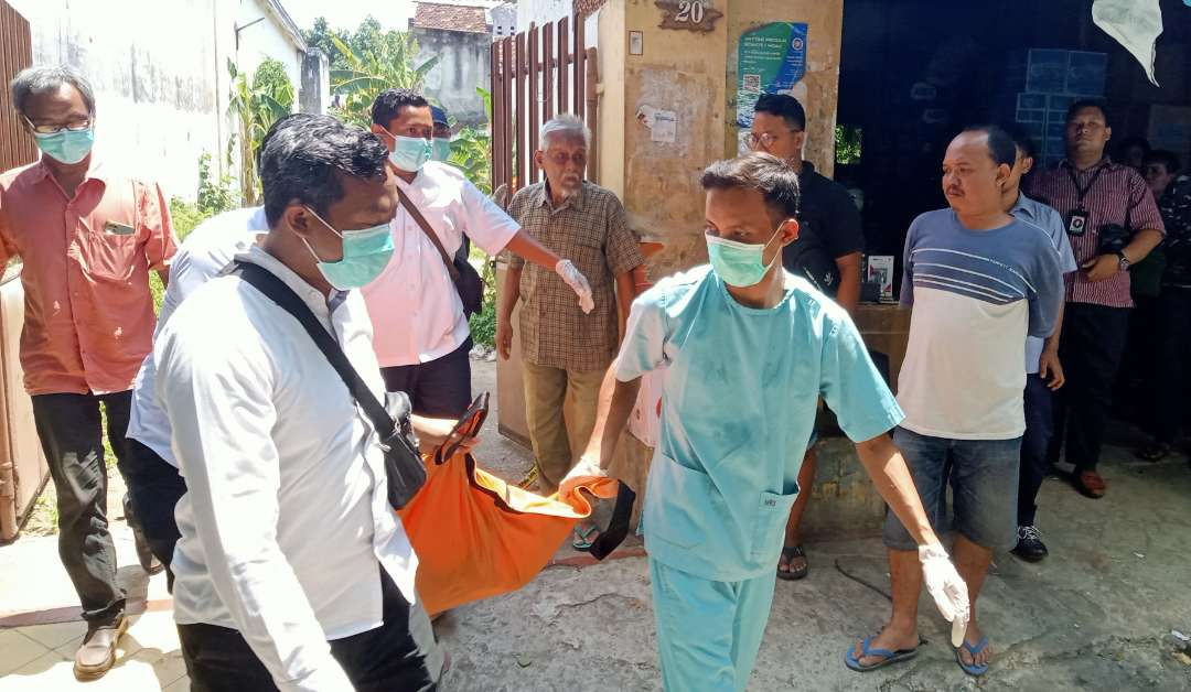 Petugas mengevakuasi jasad wanita yang ditemukan tergeletak di pekarangan rumah (Foto: Khoirul Huda/Ngopibareng.id)