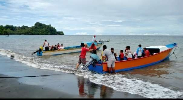 Perahu menjadi tranpotasi andalan bagi guru dan peserta didik di daerah terpencil Halmahera Barat yang terdiri ratusan pulau. (Foto: Pribadi)