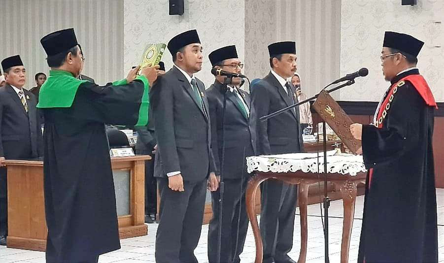 Ketua PN Situbondo melantik tiga pimpinan DPRD definitif masa jabatan 2024-2029, Senin 30 September 2024.(Foto: Humas DPRD Situbondo)