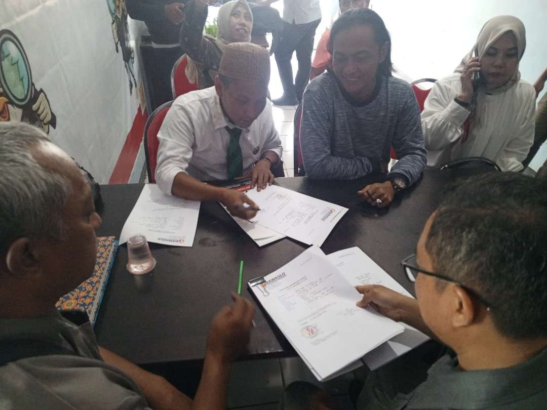 Tim Hukum Paslon Yes-Dirham melaporkan dugaan pelanggaran pilkada di Bawaslu Lamongan. (Foto: Imron Rosidi/Ngopibareng.id)