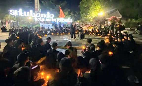 Ratusan warga Situbondo aksi Solidaritas September Hitam di Alun-alun Kota mengingatkan pentingnya keadilan, kemanusiaan, dan menjunjung tinggi HAM. (Foto: Instagram Susi Andawiyah)