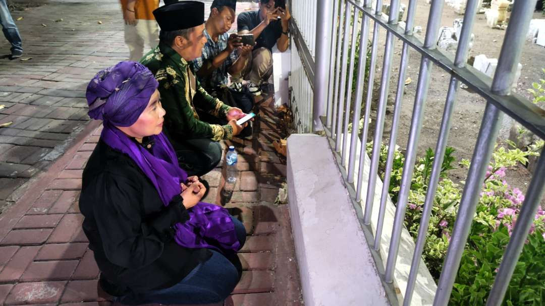 Cagub Jatim nomor urut 01, Luluk Nur Hamidah saat ziarah di makam KH Hasan Gipo, Surabaya, Senin 30 September 2024. (Foto: Fariz Yarbo/Ngopibareng.id)