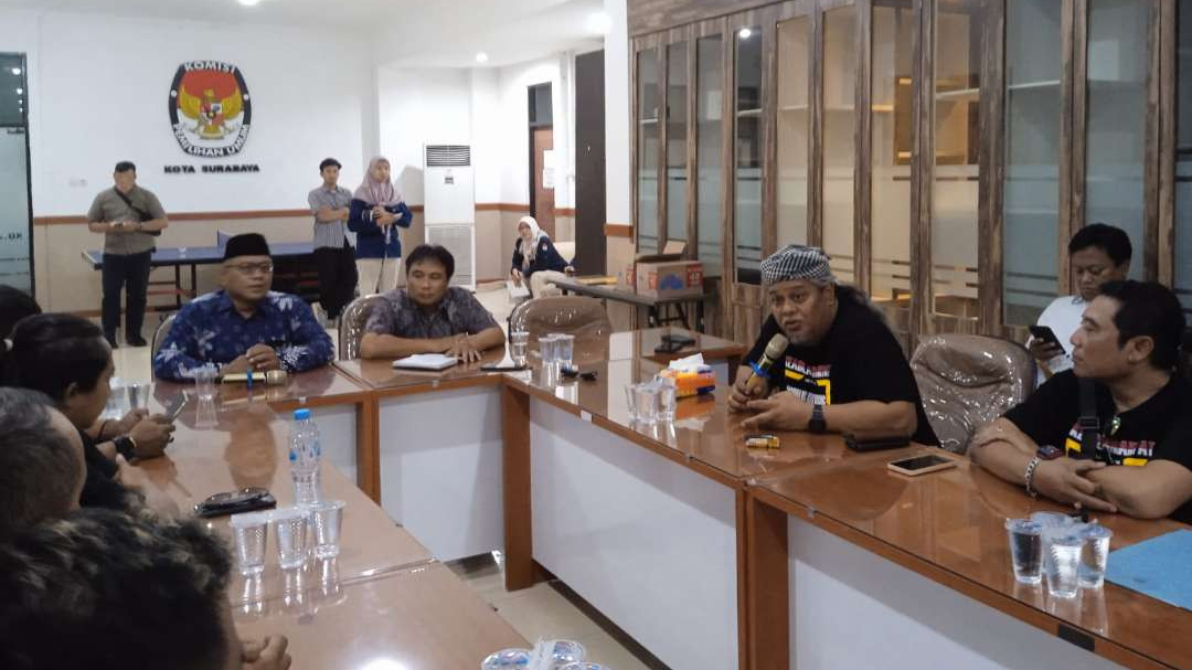 Audiensi antara Masyarakat Anti Korupsi Indonesia (MAKI) Jawa Timur dan Komisioner KPU Kota Surabaya terkait kehadiran kotak kosong dalam Pilwali Surabaya 2024. (Foto: Julianus Palermo/Ngopibareng.id)