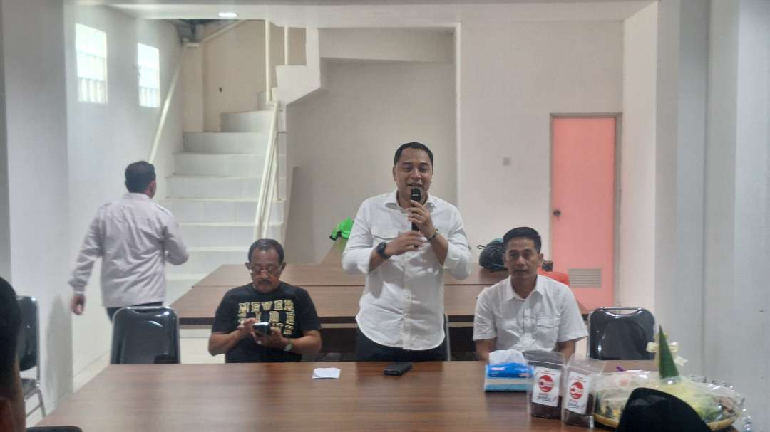 Calon Walikota Surabaya Eri Cahyadi (tengah) saat hendak meresmikan posko pemenangan relawan Eri-Armuji di Jalan Embong Sawo, Genteng, Selasa 1 Oktober 2024. (Foto: Julianus Palermo/Ngopibareng.id)