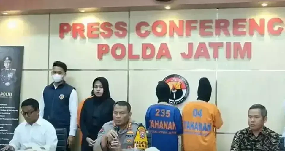 Sebanyak 12 orang yang terlibat pesta seks di Villa Kota Batu digerebek Polda Jatim. Satu orang jadi tersangka yang merupakan EO acara tersebut. (Foto: Ant)