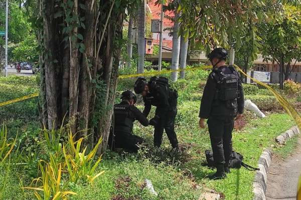 Tim Jinak Bom Gegana Brimob saat mengevakuasi granat aktif berbentuk nanas yang sudah berkarat, di taman depan Gereja Kristus Raja, Tambaksari, Surabaya, Selasa 1 Oktober 2024. (Foto: Polsek Tambaksari)