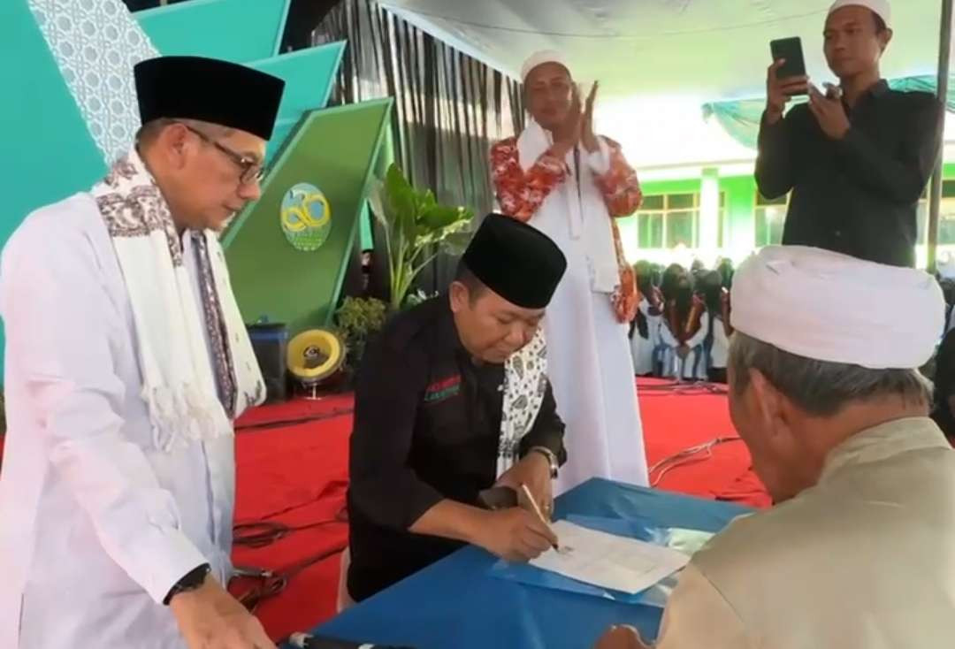 Hendy dan Gus Firjaun saat menandatangani surat pernyataan menolak tambang di Silo (Foto: Dokumentasi tim Hendy - Gus Firjaun)